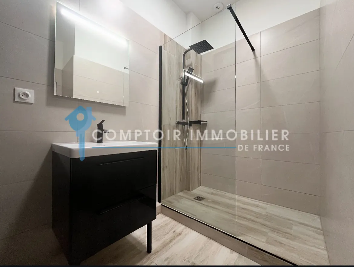 Maison de village avec terrasse à vendre à Codognan - 3 chambres, rénovée, cœur de ville 