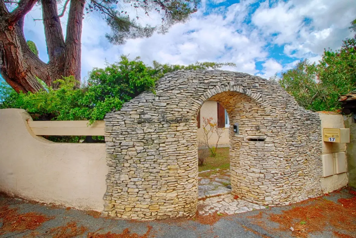 Belle maison à vendre à Carcassonne avec 4 chambres, garage et jardin 