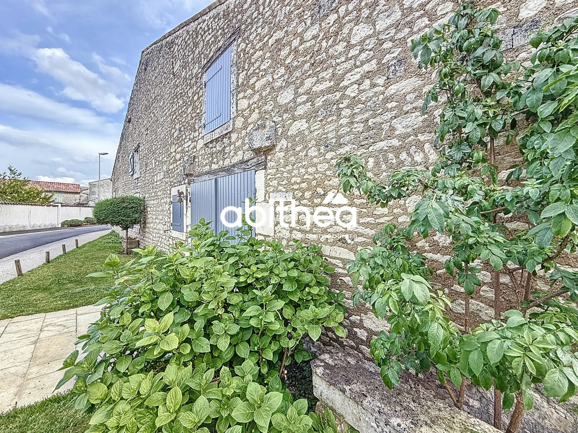 Charmante maison de village de 86m² avec garage et jardin proche de Cognac 