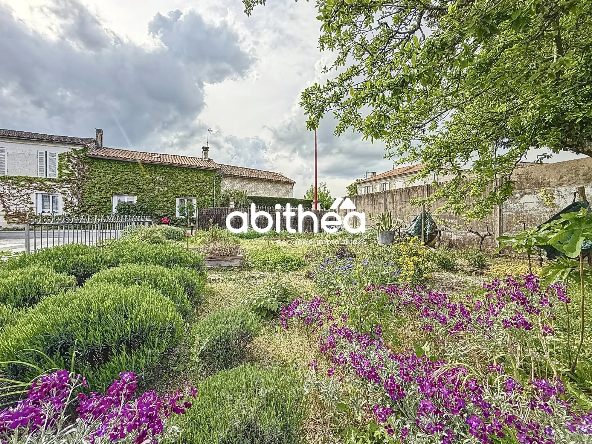 Charmante maison de village de 86m² avec garage et jardin proche de Cognac 