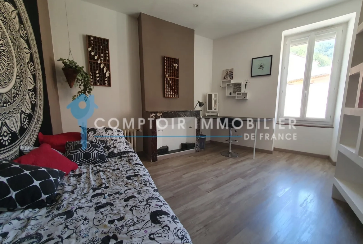 Maison de village avec dépendances et cour à Laudun, idéalement située près d'Uzès 