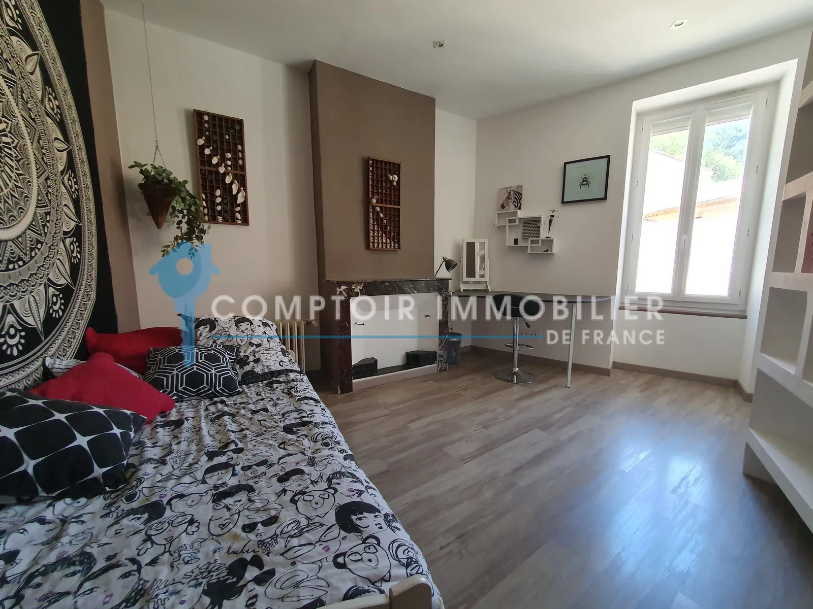 Maison de village avec dépendances et cour à Laudun, idéalement située près d'Uzès 
