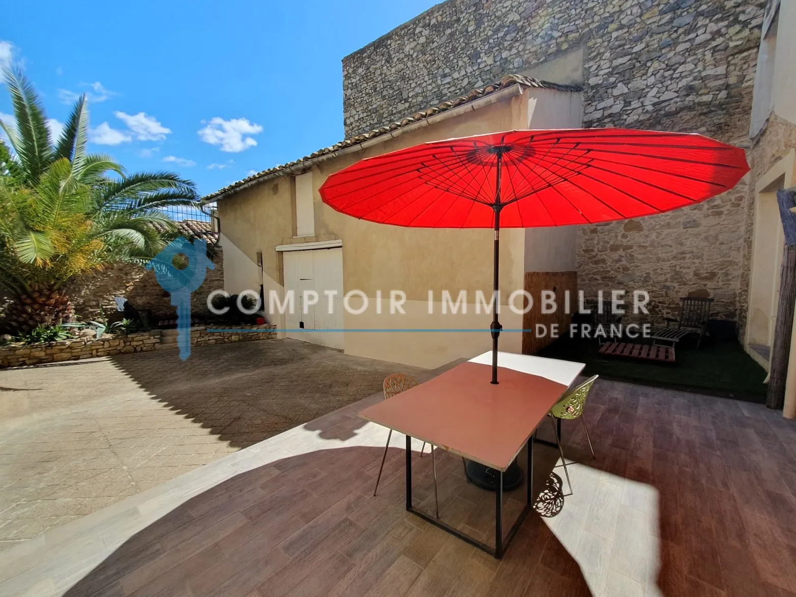 Maison de village avec dépendances et cour à Laudun, idéalement située près d'Uzès 