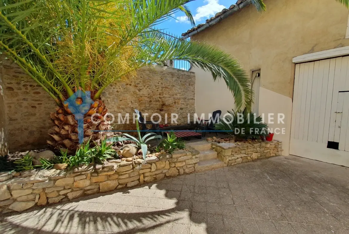 Maison de village avec dépendances et cour à Laudun, idéalement située près d'Uzès 