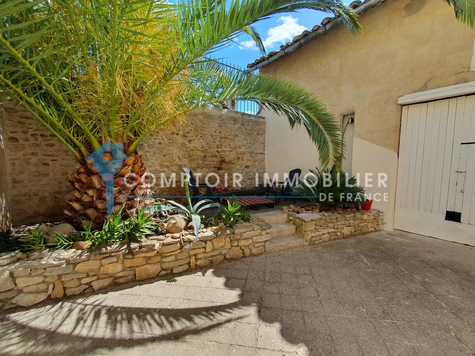 Maison de village avec dépendances et cour à Laudun, idéalement située près d'Uzès 