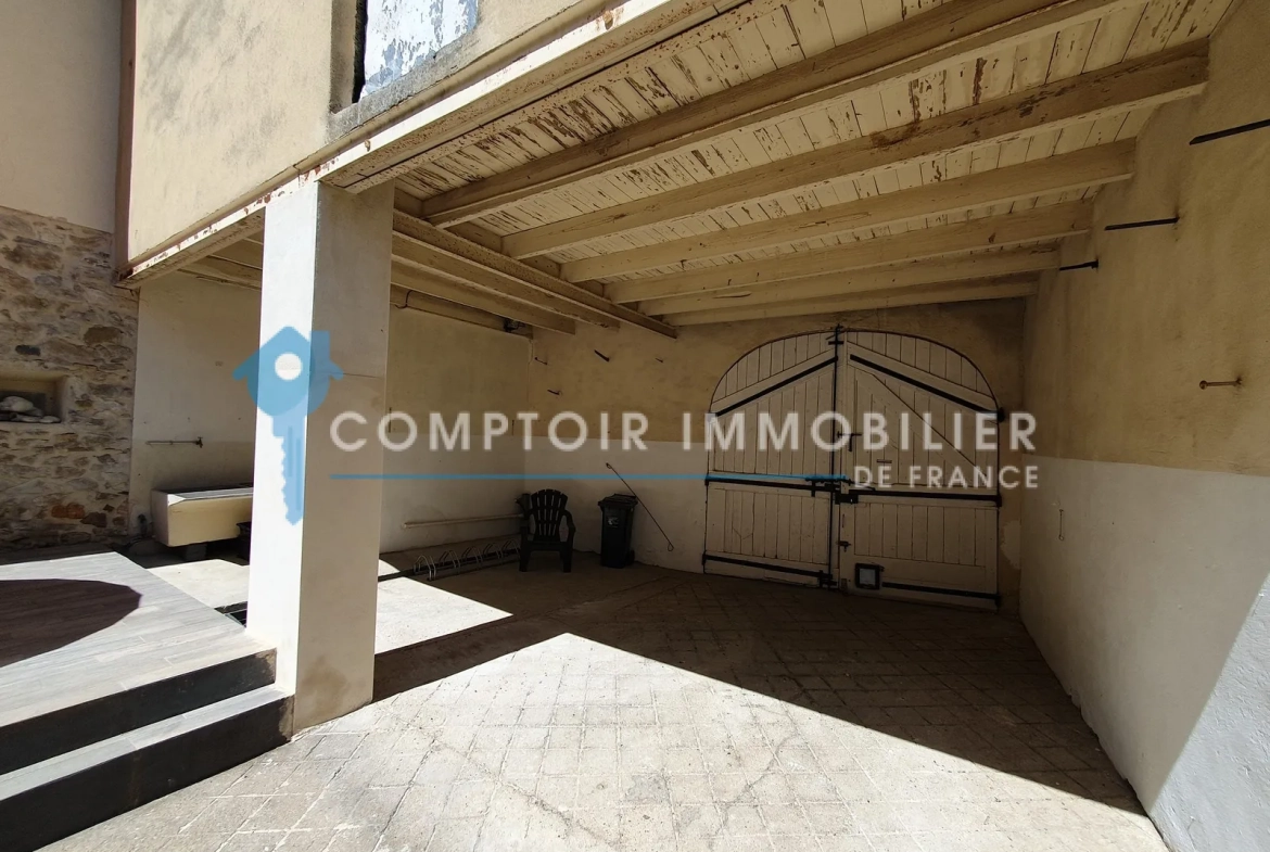 Maison de village avec dépendances et cour à Laudun, idéalement située près d'Uzès 