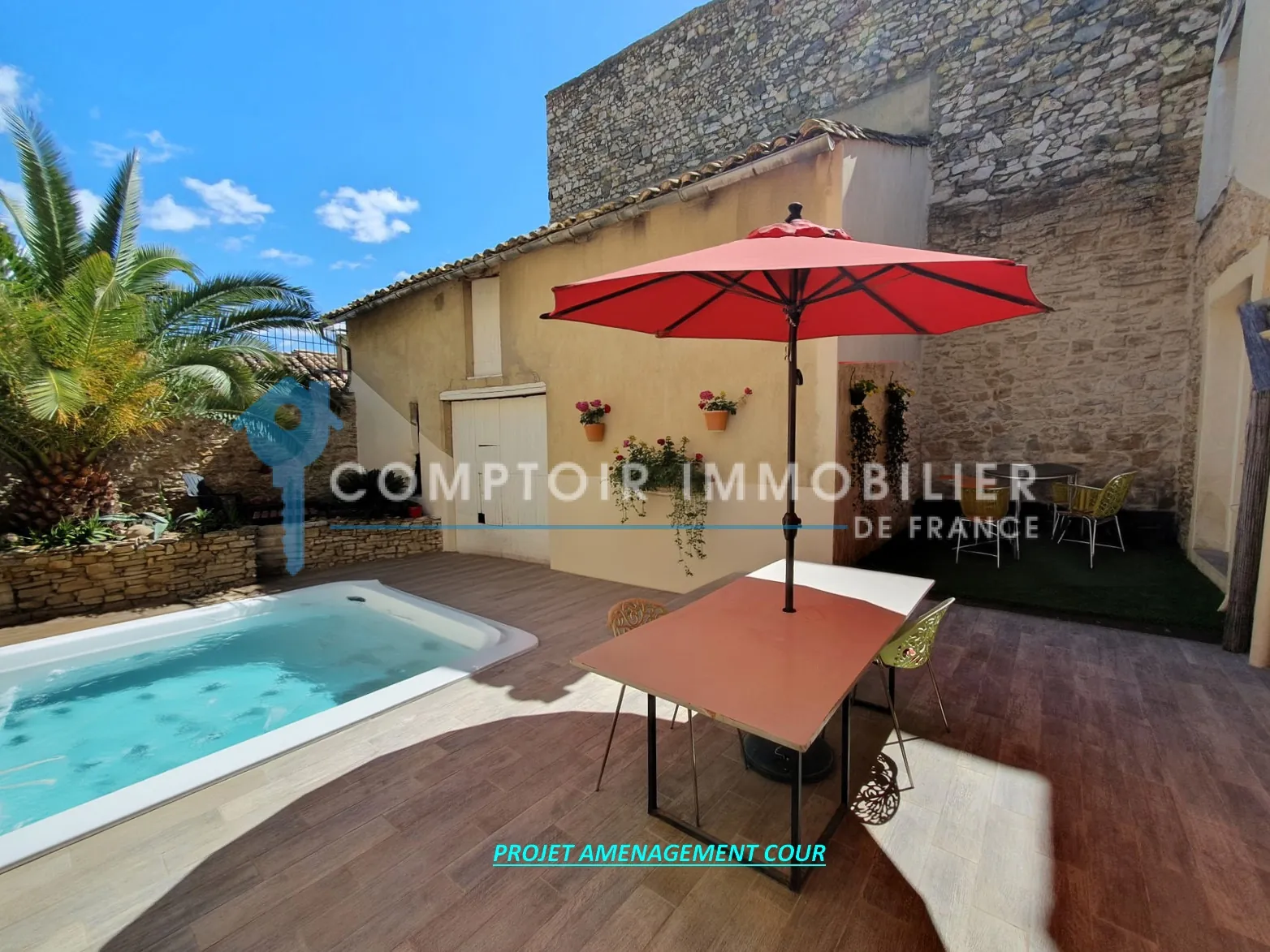 Maison de village avec dépendances et cour à Laudun, idéalement située près d'Uzès 
