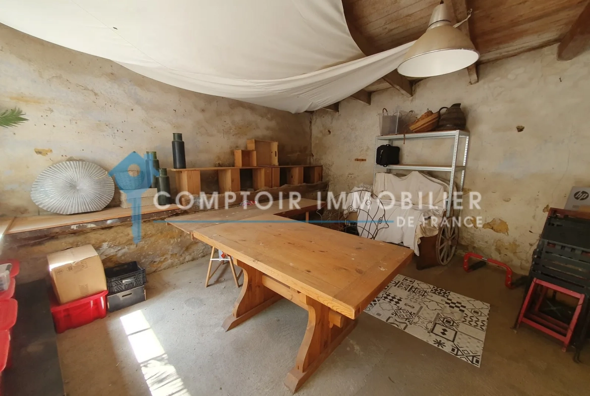 Maison de village avec dépendances et cour à Laudun, idéalement située près d'Uzès 