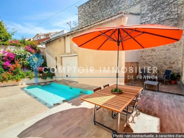Maison de village avec dépendances et cour à Laudun, idéalement située près d'Uzès