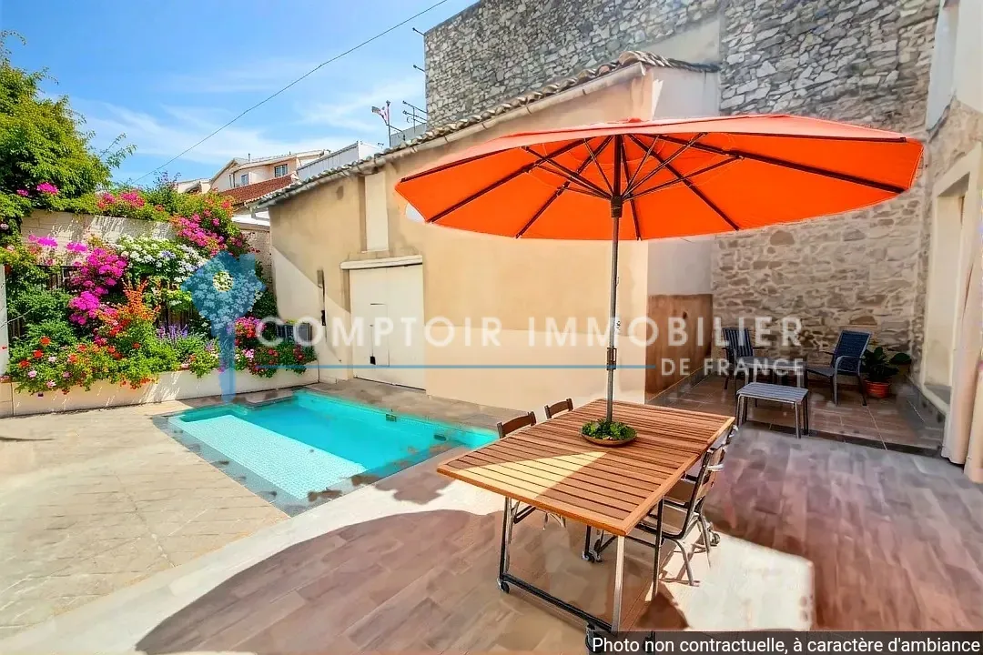 Maison de village avec dépendances et cour à Laudun, idéalement située près d'Uzès 