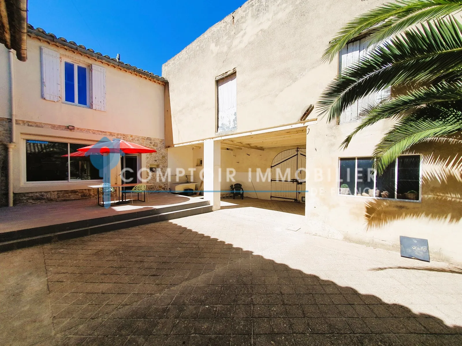 Maison de village avec dépendances et cour à Laudun, idéalement située près d'Uzès 