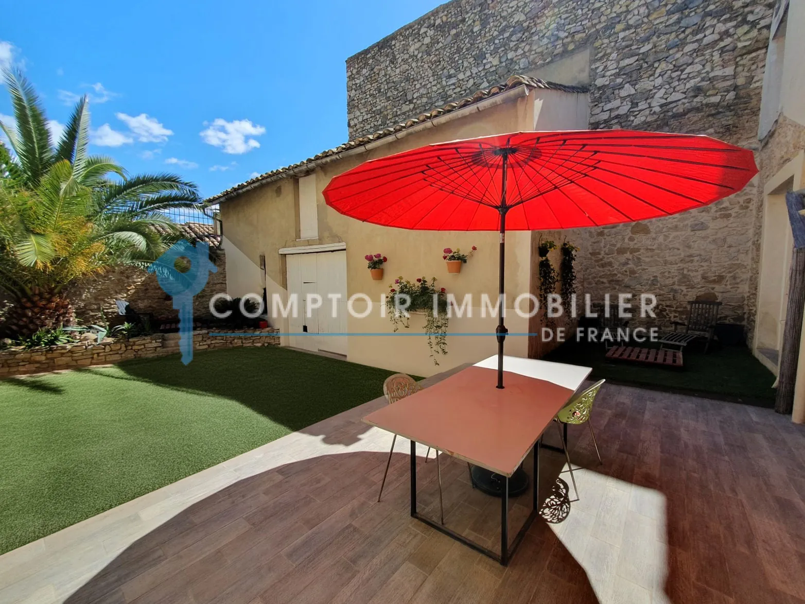 Maison de village avec dépendances et cour à Laudun, idéalement située près d'Uzès 