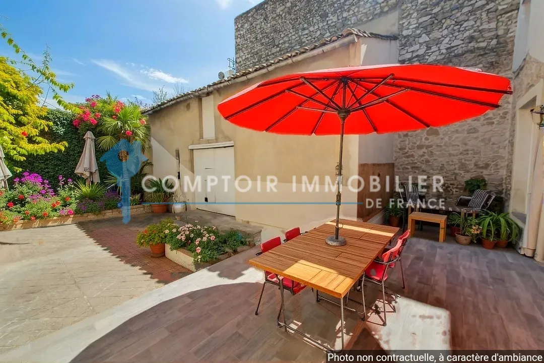 Maison de village avec dépendances et cour à Laudun, idéalement située près d'Uzès 