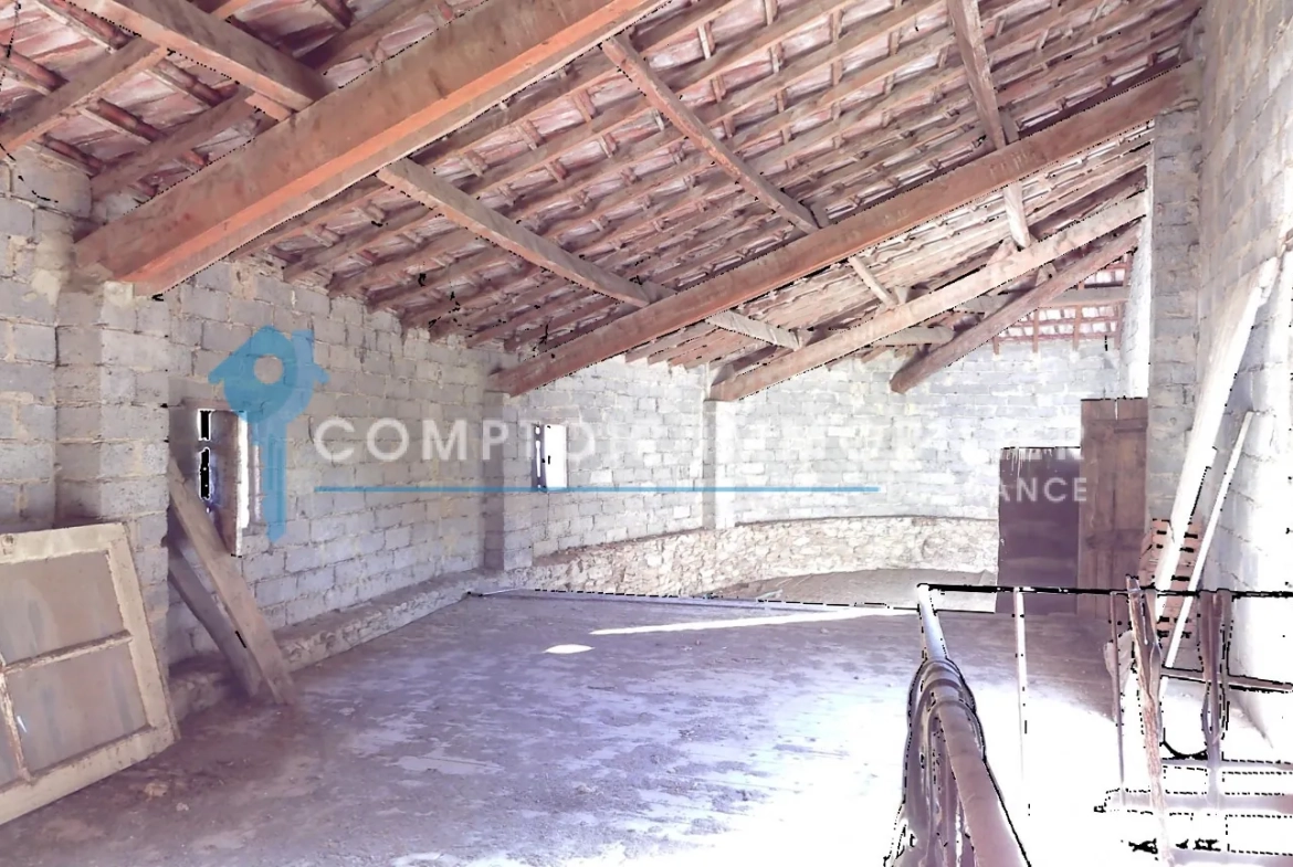 Maison de village avec dépendances et cour à Laudun, idéalement située près d'Uzès 