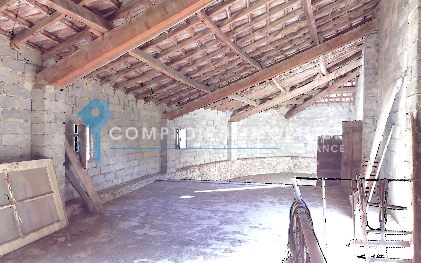 Maison de village avec dépendances et cour à Laudun, idéalement située près d'Uzès 