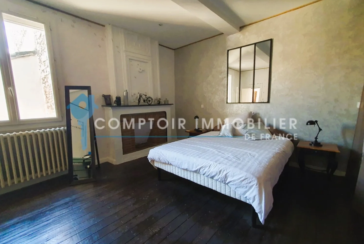Maison de village avec dépendances et cour à Laudun, idéalement située près d'Uzès 