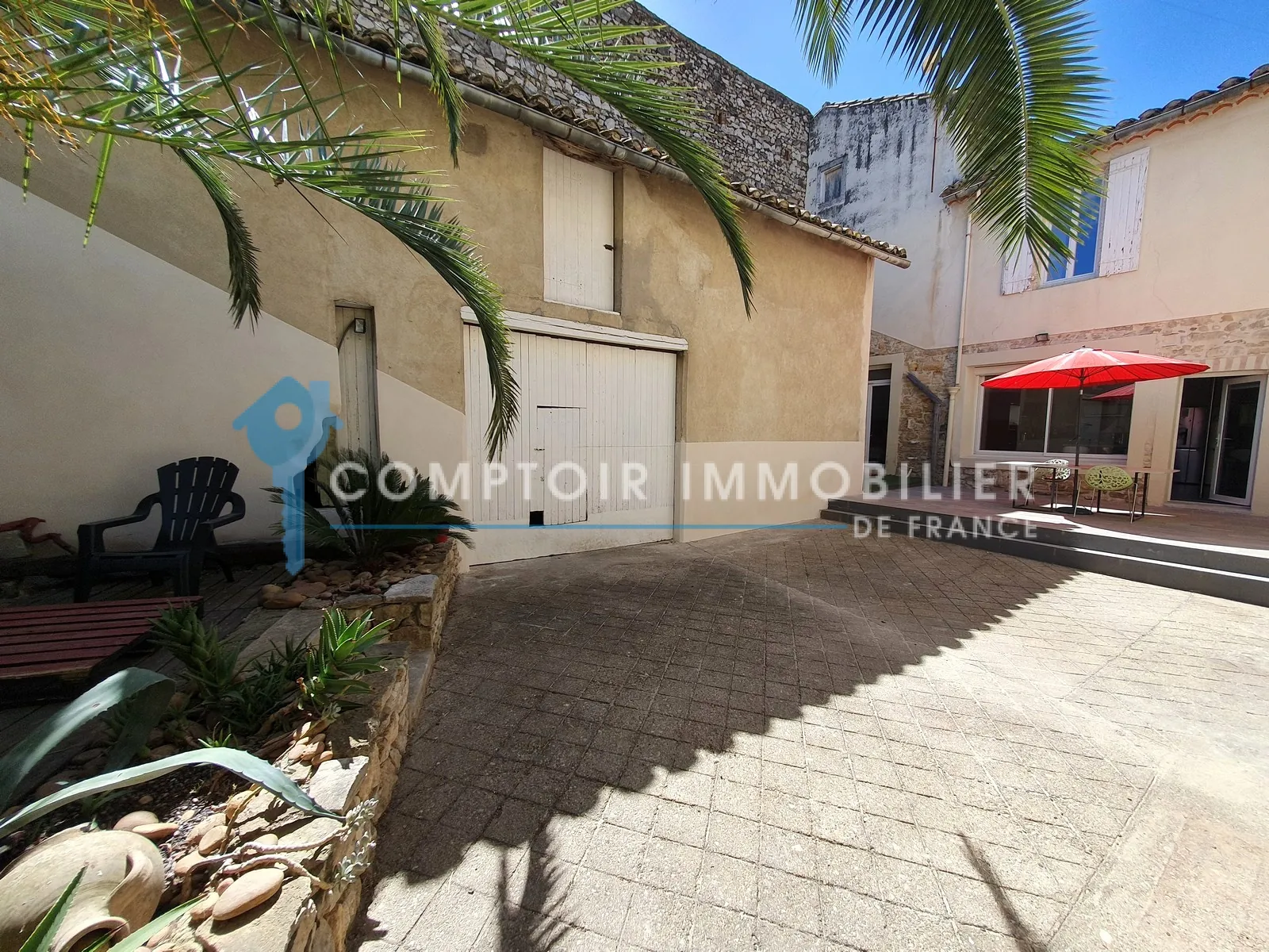 Maison de village avec dépendances et cour à Laudun, idéalement située près d'Uzès 