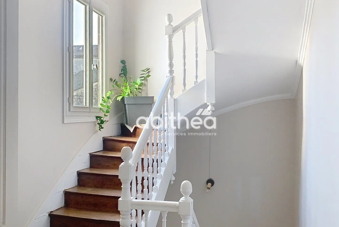 Magnifique maison en pierre de 240 m² au centre de JARNAC avec jardin et dépendances 