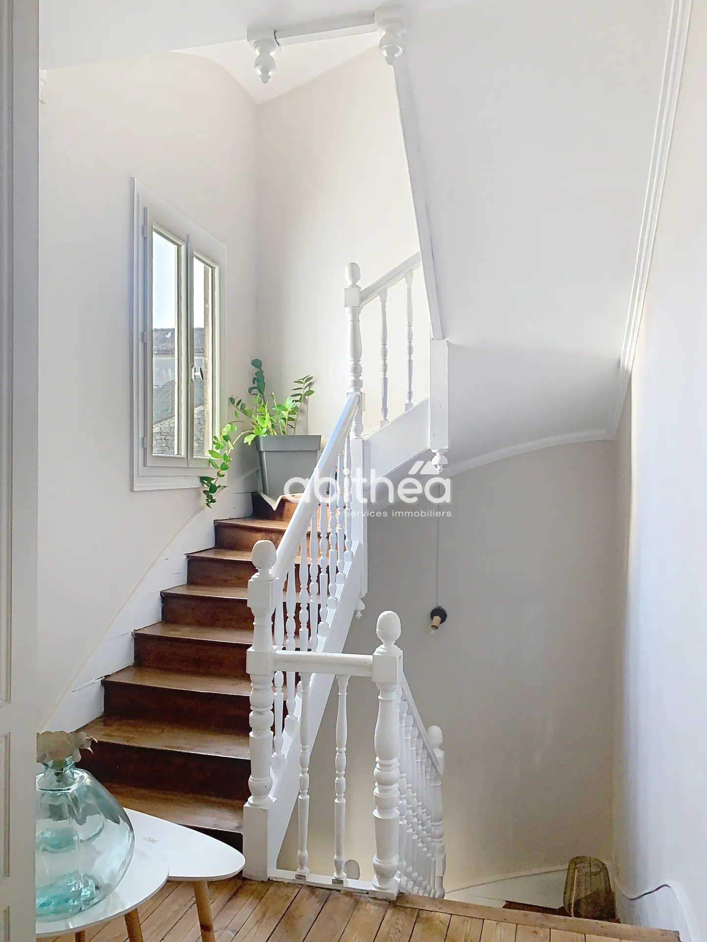 Magnifique maison en pierre de 240 m² au centre de JARNAC avec jardin et dépendances 