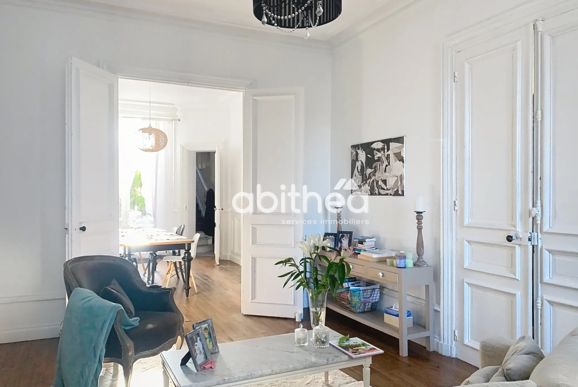 Magnifique maison en pierre de 240 m² au centre de JARNAC avec jardin et dépendances 