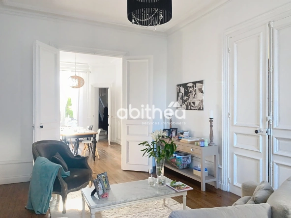 Magnifique maison en pierre de 240 m² au centre de JARNAC avec jardin et dépendances