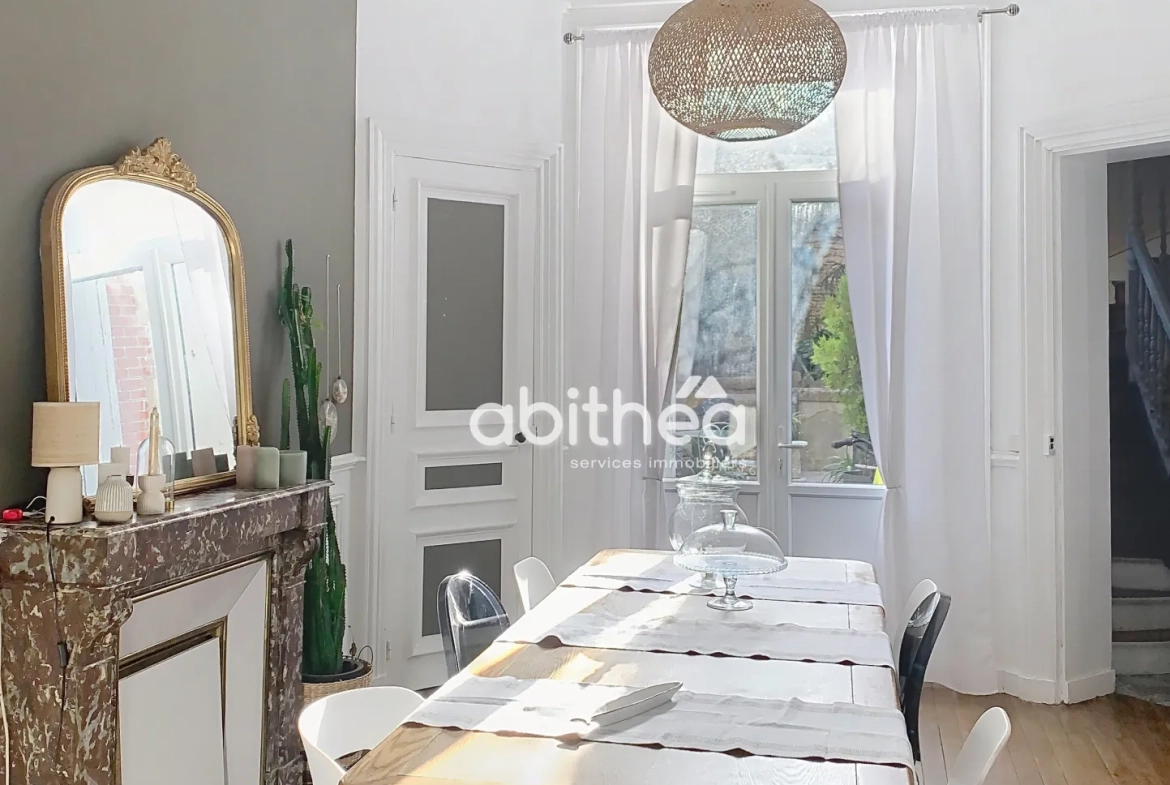 Magnifique maison en pierre de 240 m² au centre de JARNAC avec jardin et dépendances 