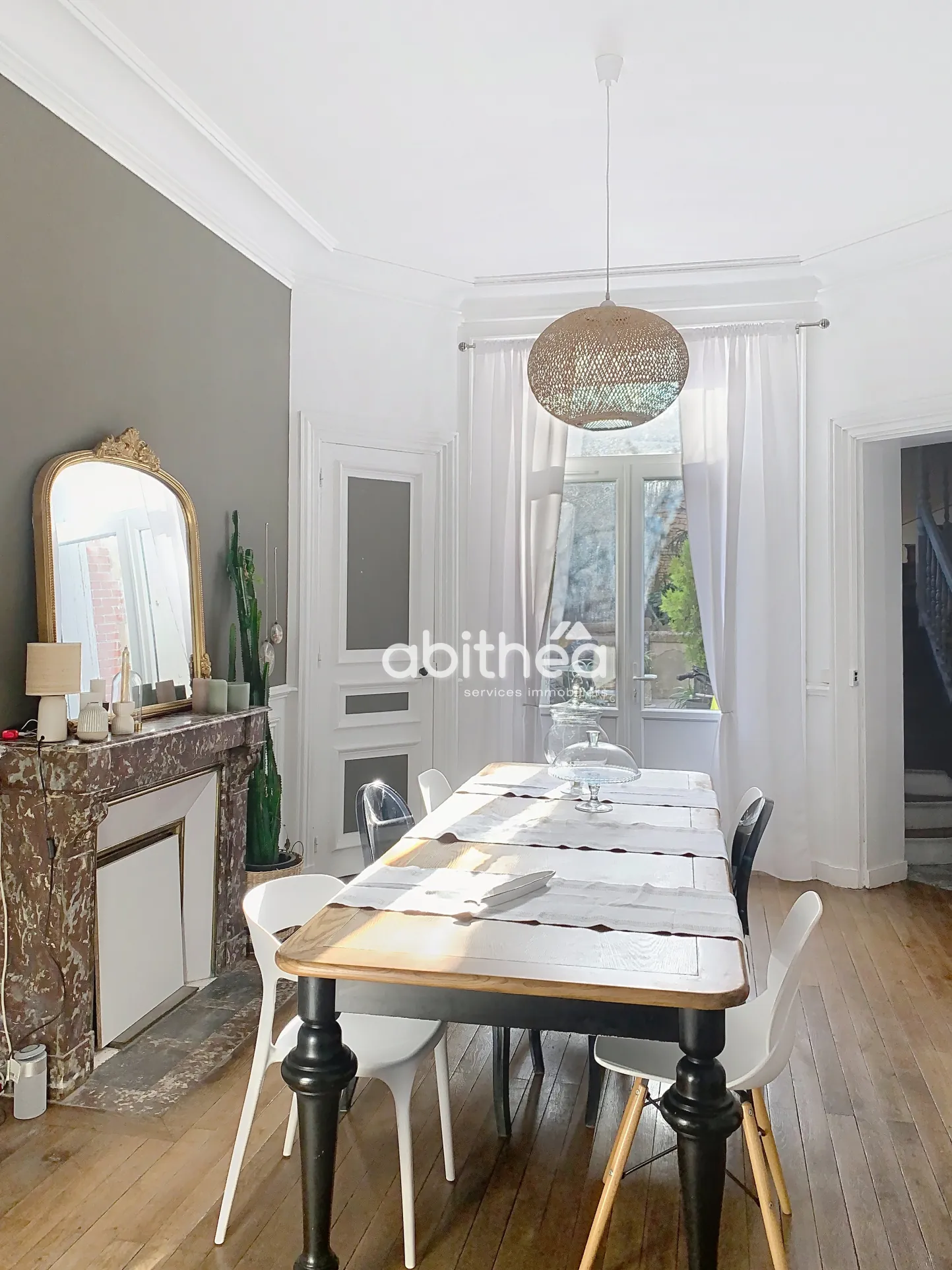Magnifique maison en pierre de 240 m² au centre de JARNAC avec jardin et dépendances 