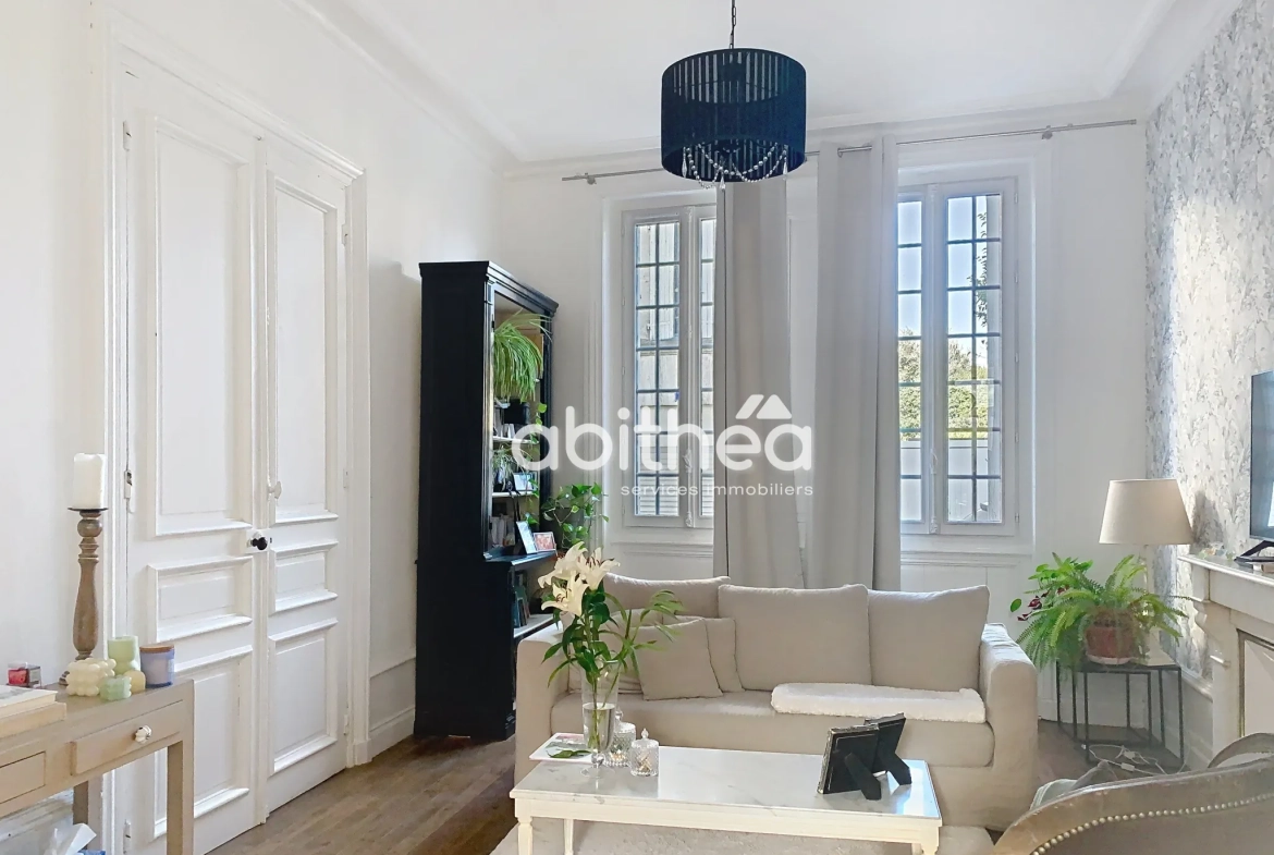 Magnifique maison en pierre de 240 m² au centre de JARNAC avec jardin et dépendances 