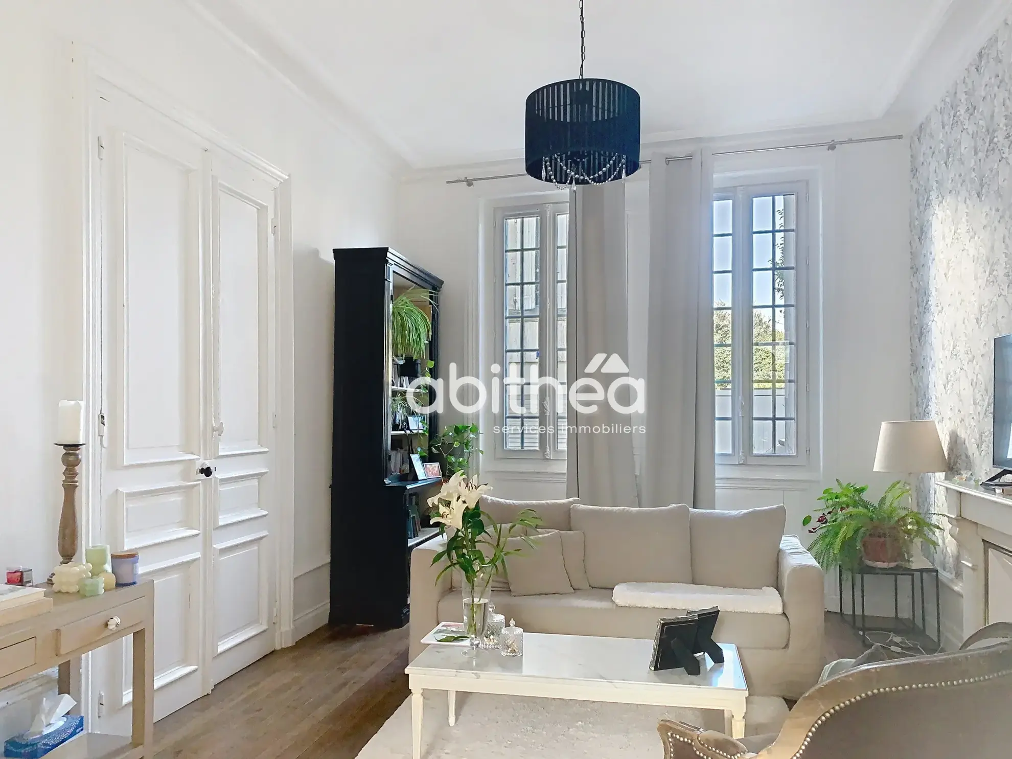 Magnifique maison en pierre de 240 m² au centre de JARNAC avec jardin et dépendances 