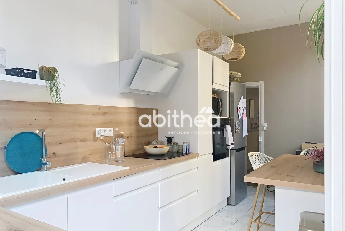 Magnifique maison en pierre de 240 m² au centre de JARNAC avec jardin et dépendances 