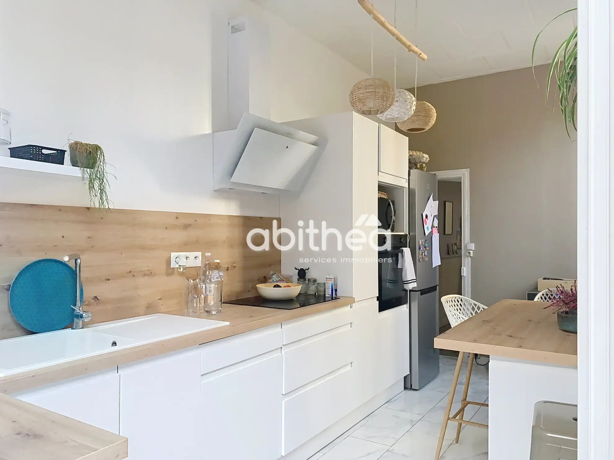 Magnifique maison en pierre de 240 m² au centre de JARNAC avec jardin et dépendances 