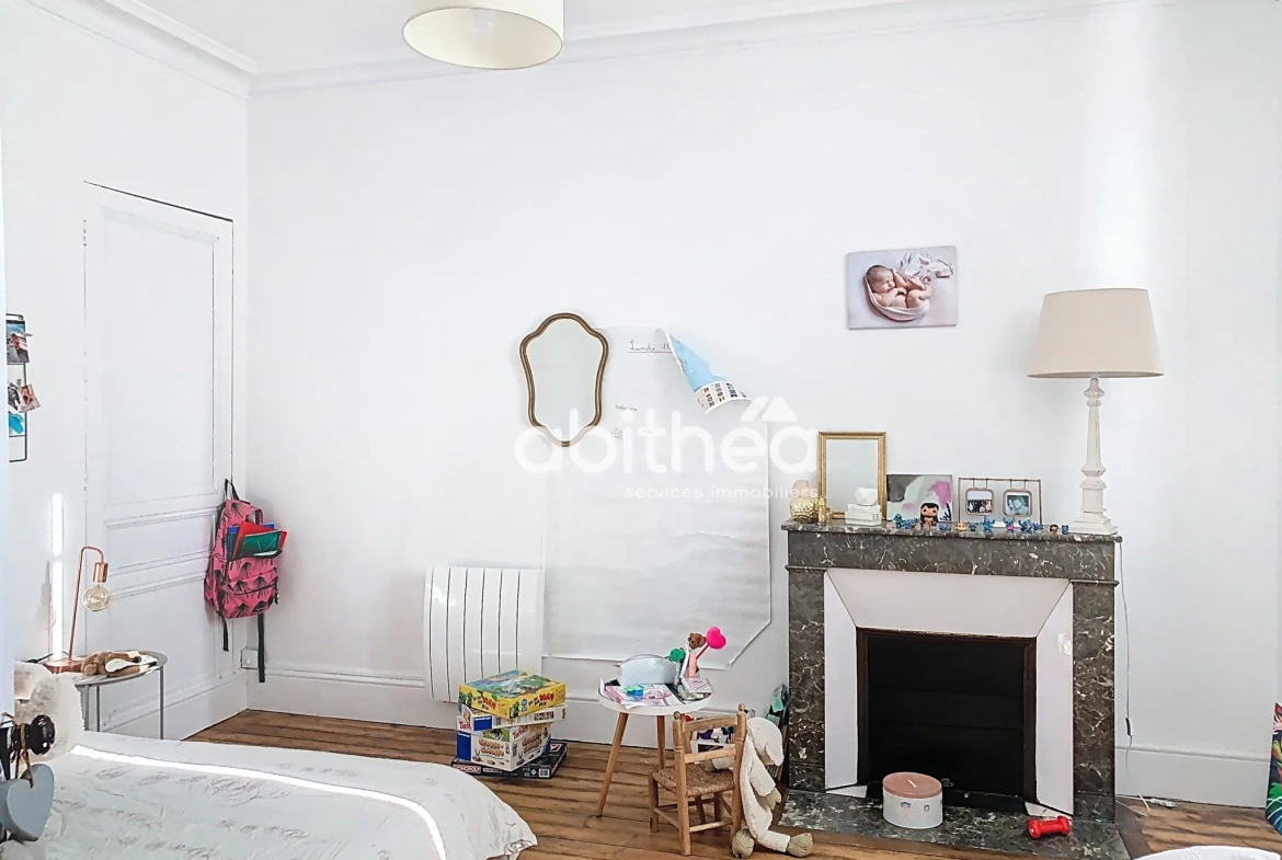 Magnifique maison en pierre de 240 m² au centre de JARNAC avec jardin et dépendances 