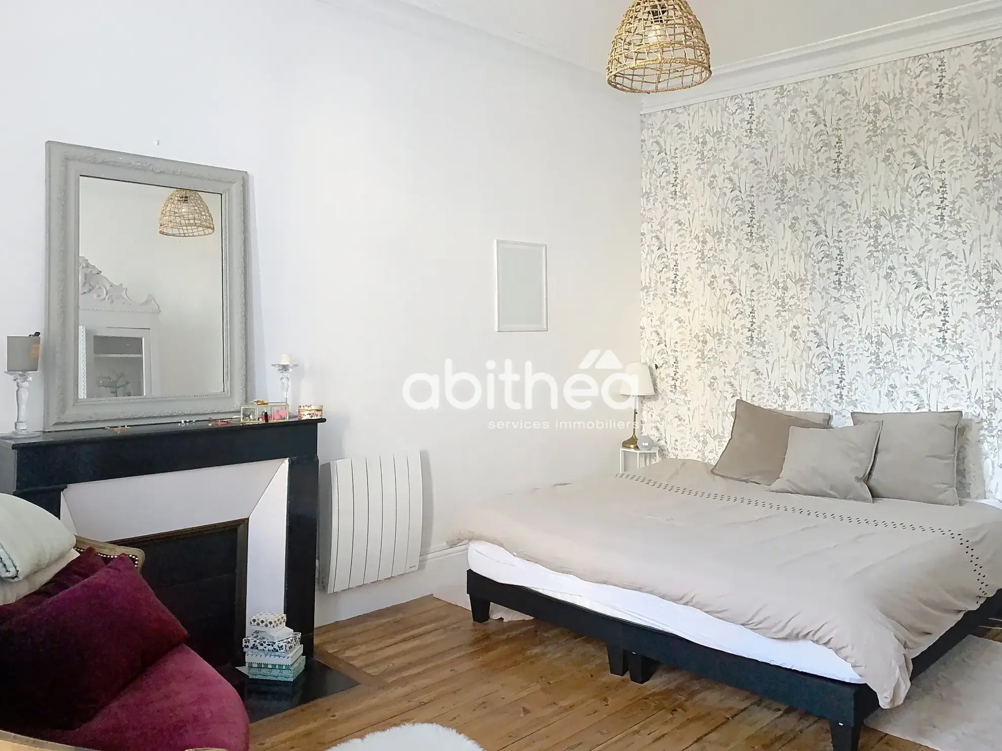 Magnifique maison en pierre de 240 m² au centre de JARNAC avec jardin et dépendances 
