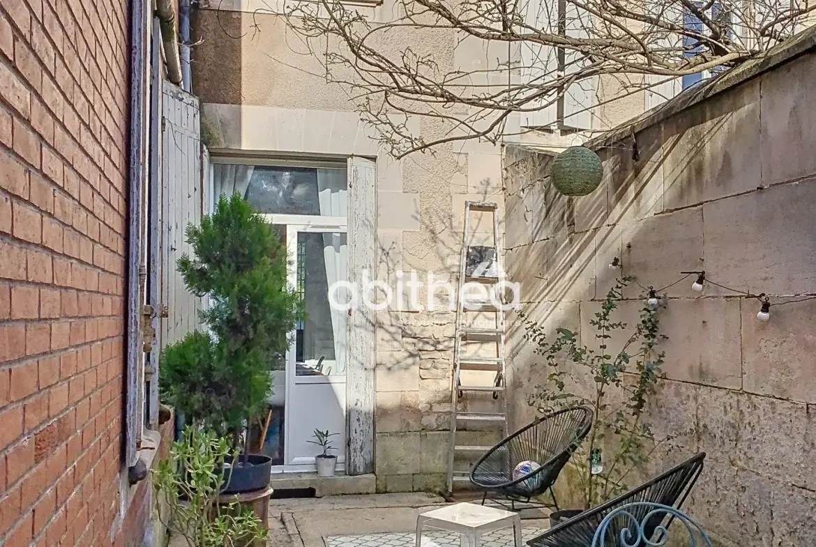 Magnifique maison en pierre de 240 m² au centre de JARNAC avec jardin et dépendances 