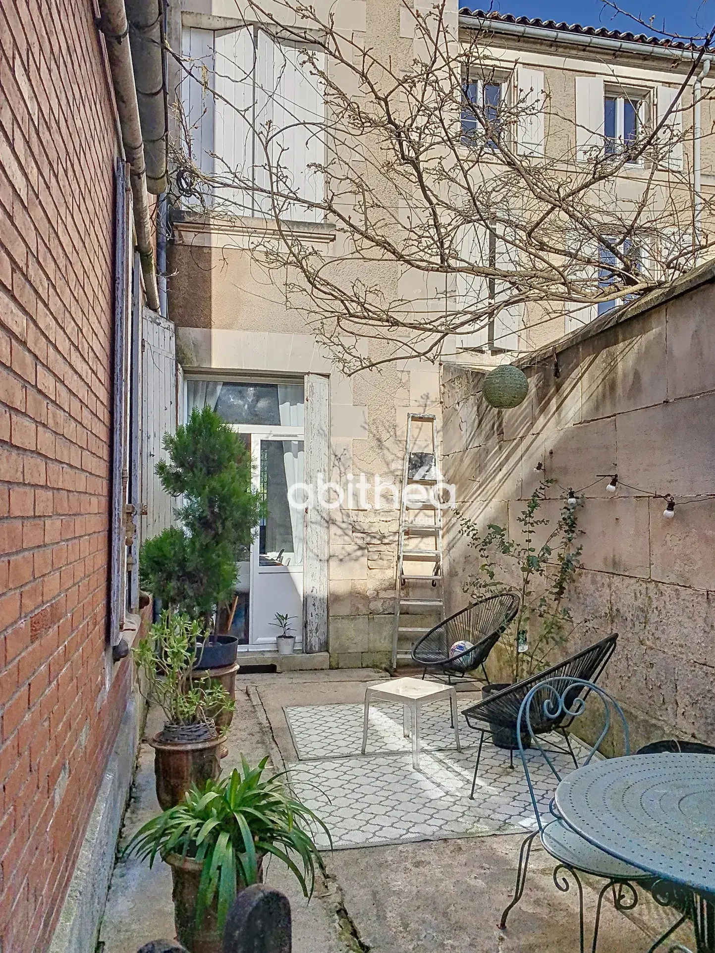 Magnifique maison en pierre de 240 m² au centre de JARNAC avec jardin et dépendances 