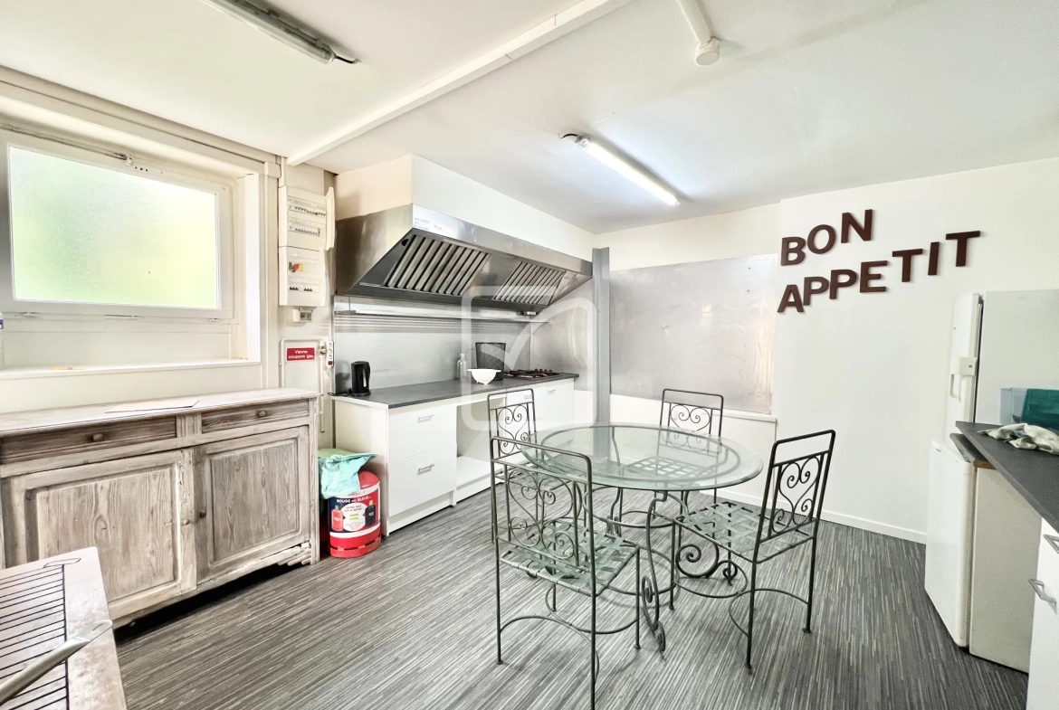 Charmante maison de 65 m² à Terrasson Lavilledieu avec véranda et espace de stockage 