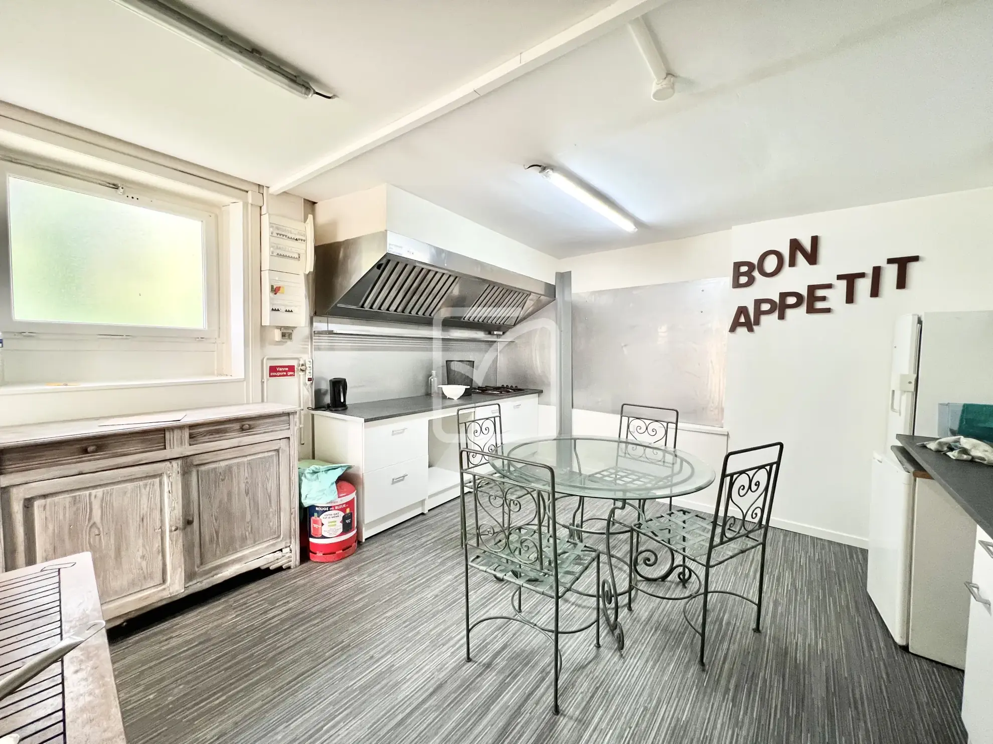 Charmante maison de 65 m² à Terrasson Lavilledieu avec véranda et espace de stockage 