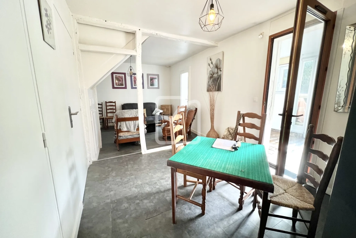Charmante maison de 65 m² à Terrasson Lavilledieu avec véranda et espace de stockage 
