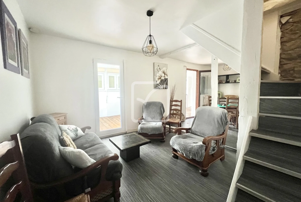 Charmante maison de 65 m² à Terrasson Lavilledieu avec véranda et espace de stockage 