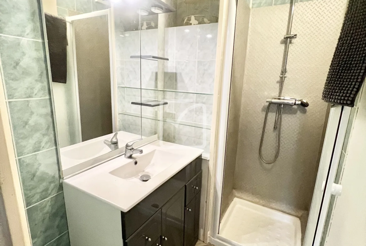Charmante maison de 65 m² à Terrasson Lavilledieu avec véranda et espace de stockage 