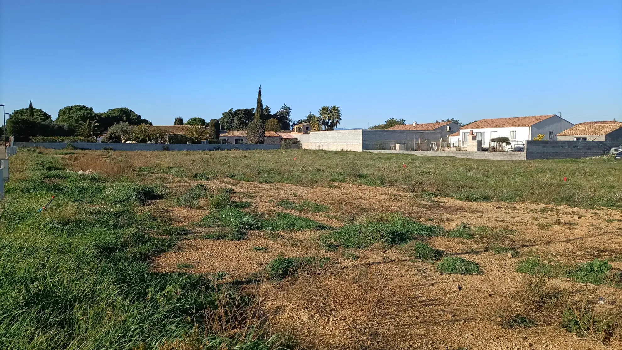 Terrain constructible et viabilisé de 389 m² à Ginestas proche du Canal du Midi 