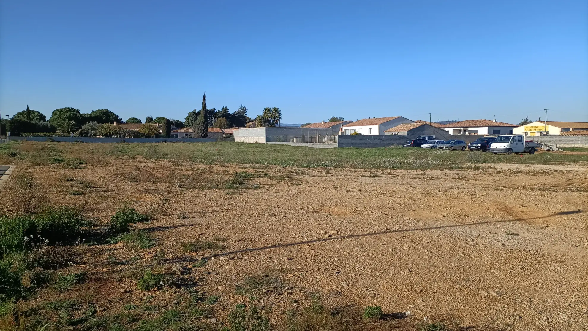 Terrain constructible et viabilisé de 389 m² à Ginestas proche du Canal du Midi 