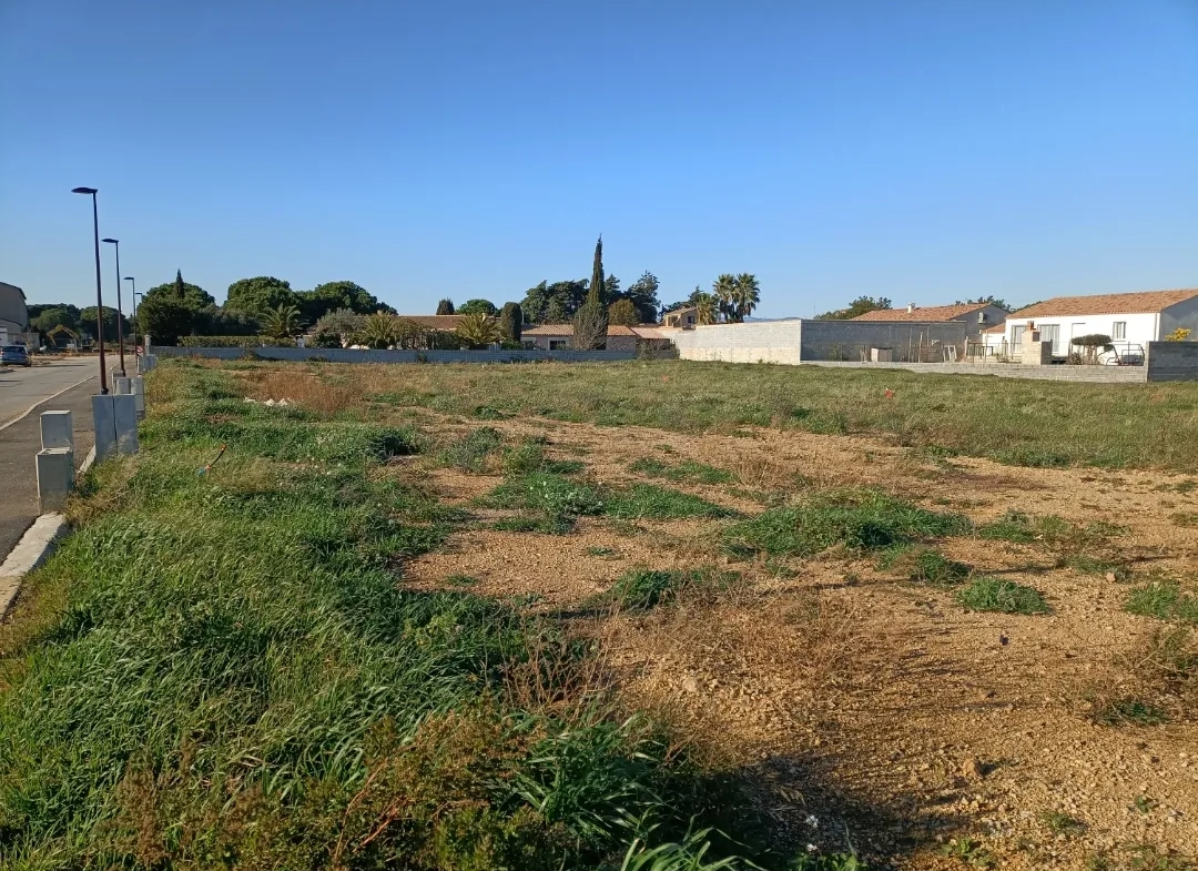 Terrain constructible et viabilisé de 389 m² à Ginestas proche du Canal du Midi 