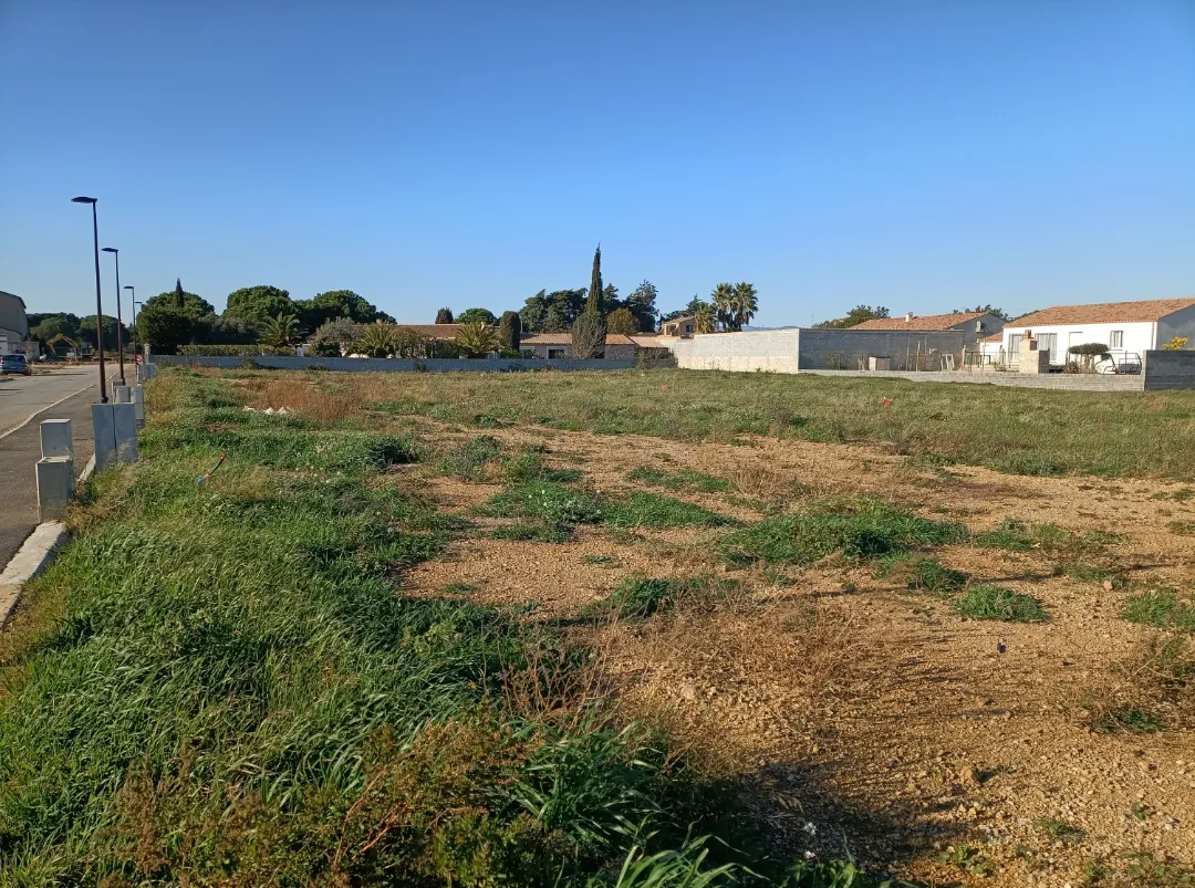 Terrain constructible et viabilisé de 389 m² à Ginestas proche du Canal du Midi 