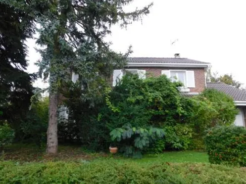Maison à vendre à Voisins-Le-Bretonneux - 4 chambres, terrain de 660 m², prix attractif de 120 000 €