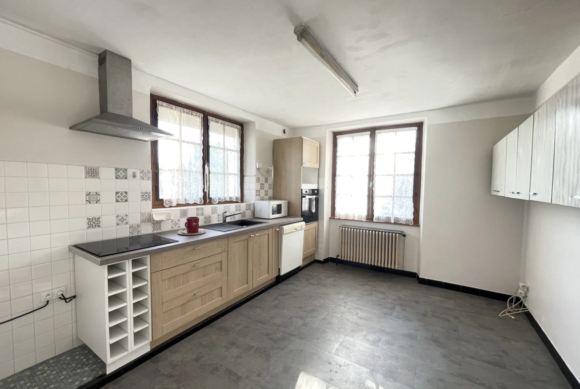 Maison familiale 7 pièces à Saint Privat avec jardin et garage 
