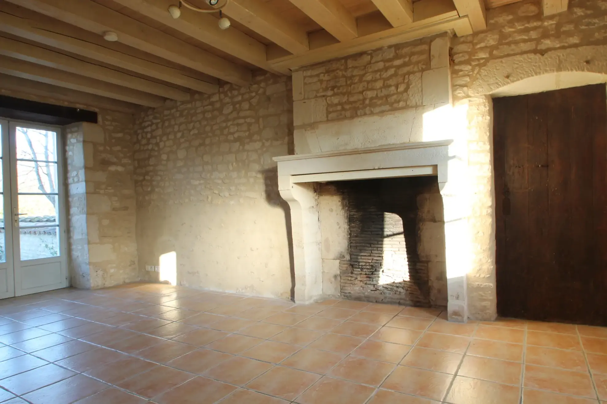 Maison en Pierre de 50 m2 à Barbezières avec Terrasse et Jardin 