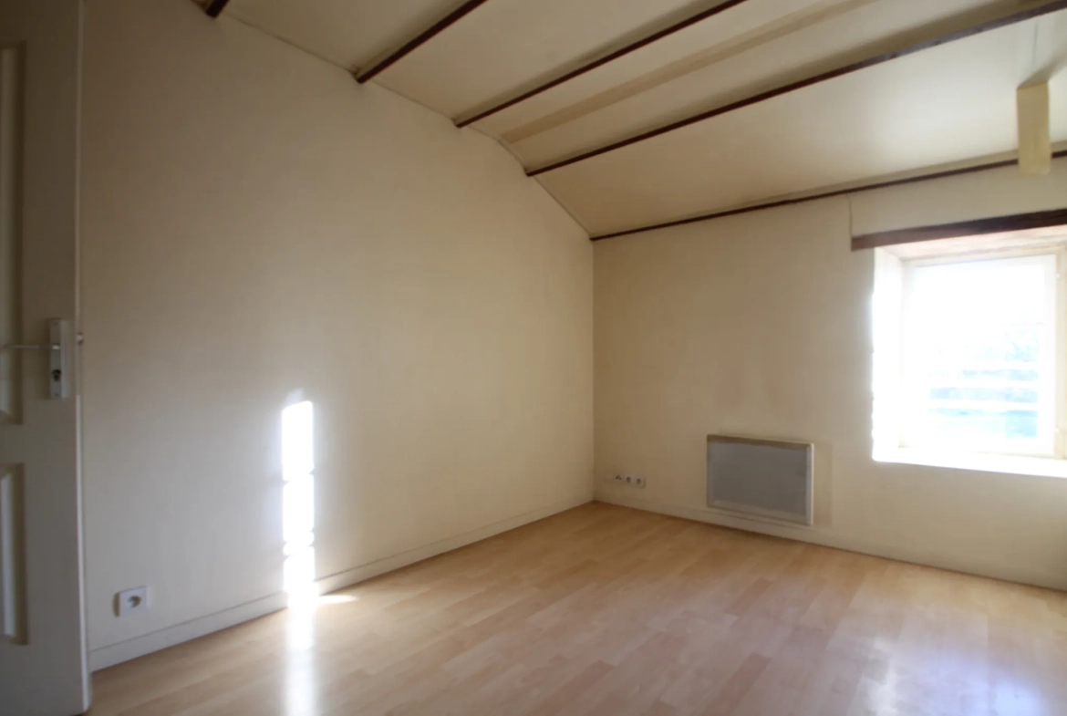 Maison en Pierre de 50 m2 à Barbezières avec Terrasse et Jardin 