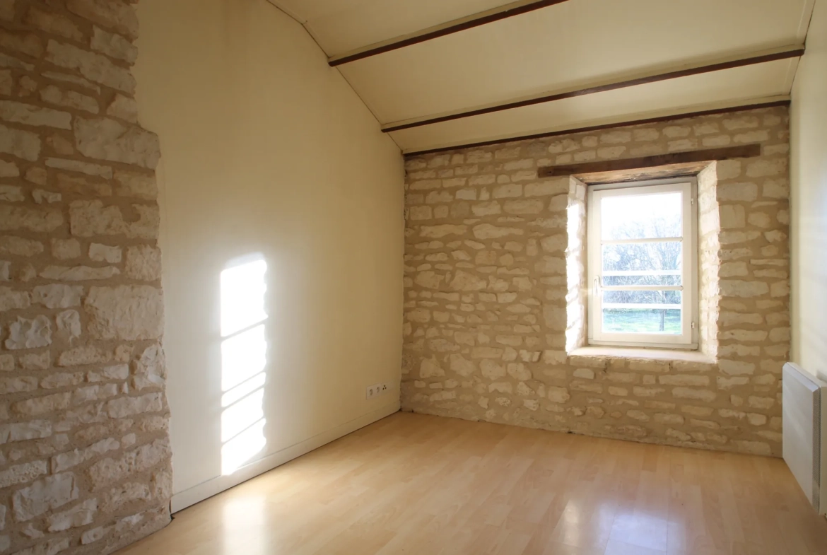 Maison en Pierre de 50 m2 à Barbezières avec Terrasse et Jardin 