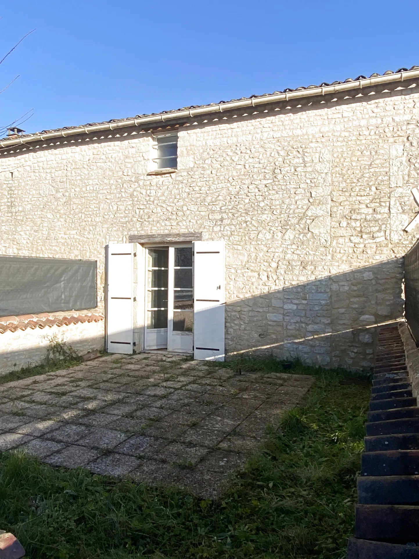 Maison en Pierre de 50 m2 à Barbezières avec Terrasse et Jardin 